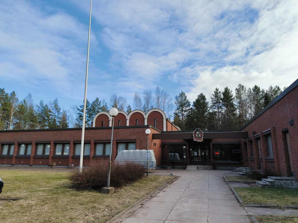 Entinen suurikokoinen seurakuntatalo sisältää useita eri tiloja, jotka ovat nyt Räyhä PÖubin käytössä. Sisätiloissa oli muun muassa useita biljardipöytiä. Kuva: Mari Teinilä