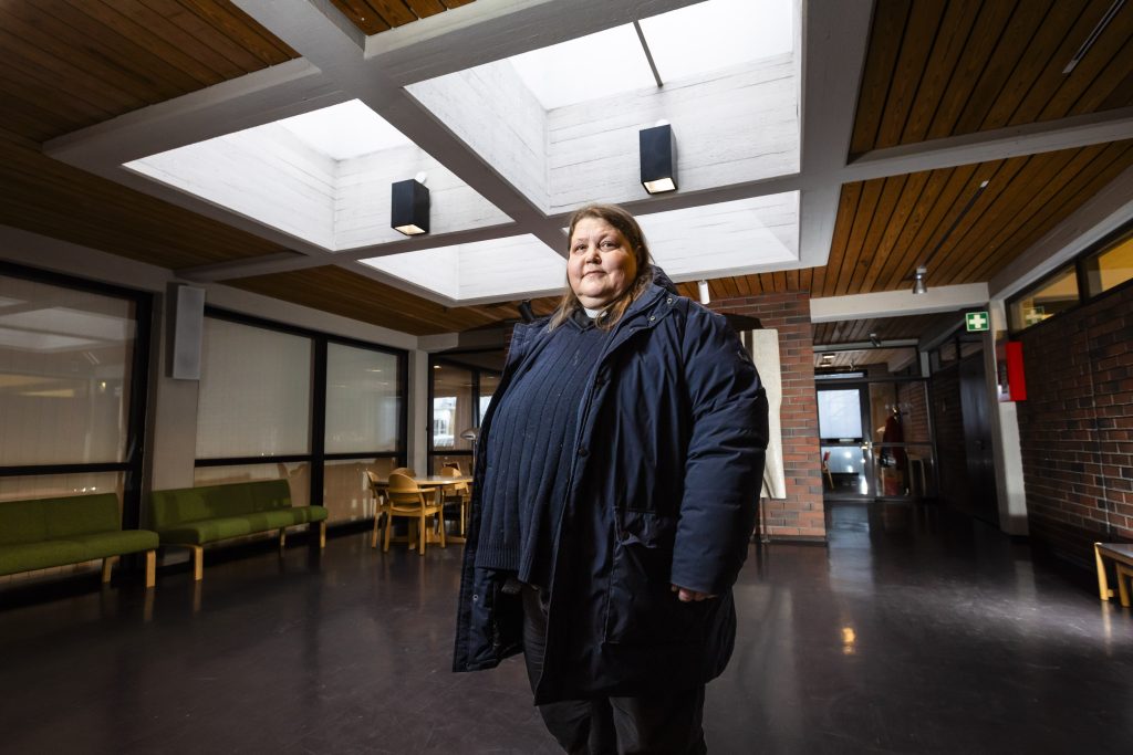 kirkkoherra ulla kosonen seisoo Oulunkylän kirkon aulatilassa.