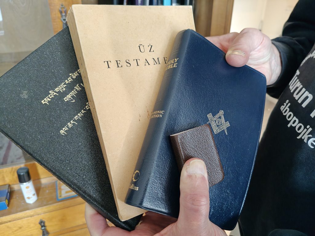 Eläkkeellä oleva rovasti Terhomatti Hämeenkorpi kerää eri kielisiä Raamattuja.