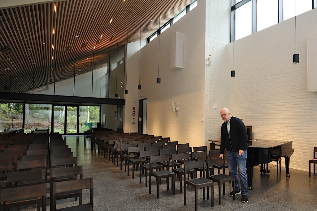 Hirvensalon kirkon uusi sali