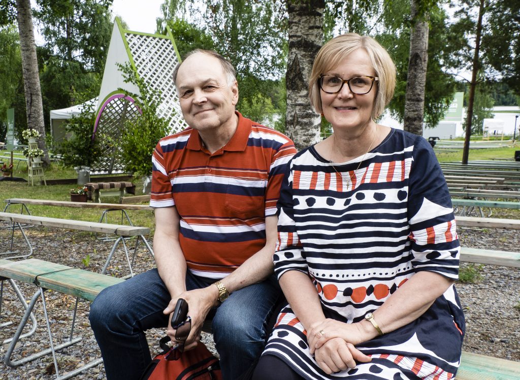 Mies ja nainen istuvat pitkällä penkillä.