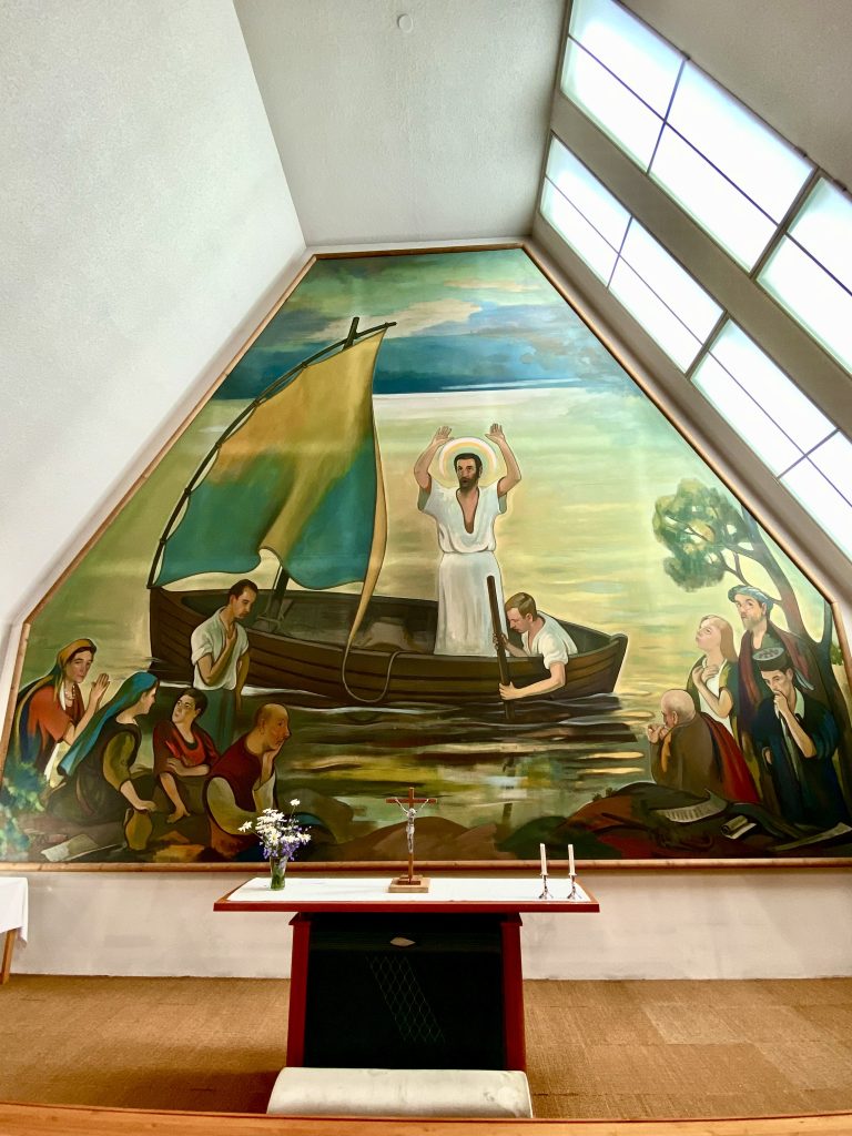 Kirkon alttarin takana oleva suuri seinämaalaus esittää Jeesusta veneessä veden päällä. Jeesus seisoo veneessä kädet kohotettuina, ja hänen ympärillään on useita ihmisiä rannalla ja veneessä. Alttari kukkineen, kynttilöineen ja krusifikseineen näkyy maalauksen edessä.