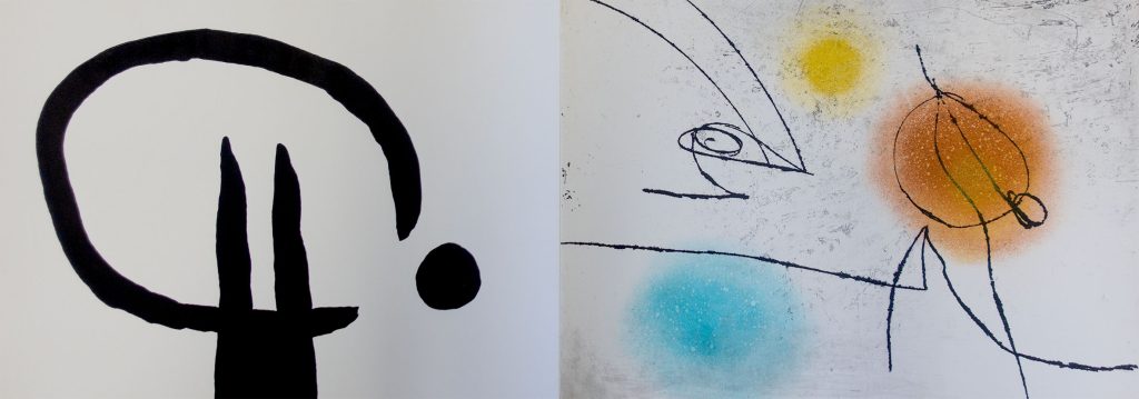 Kaksiosainen abstrakti grafiikanvedos valkoisella pohjalla. Vasemmalla on paksulla mustalla viivalla piirretty suuri kaarimuoto, kaksi pystysuoraa viivaa ja niiden vieressä musta ympyrä. Oikealla ohuet mustat viivat muodostavat kevyen, luonnosmaisen sommitelman, jota täydentävät pehmeät sininen, keltainen ja oranssi väripinta.