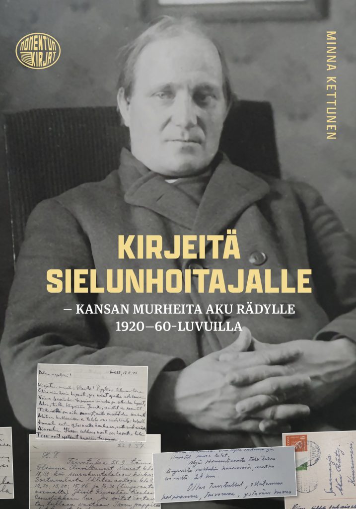 Mustavalkoinen kirjan kansi, jossa tuolissa istuva mies katsoo kameraan kädet sylissään. Alareunassa on vanhoja käsinkirjoitettuja kirjeitä ja postikortteja. Kannessa lukee: ”Kirjeitä sielunhoitajalle – kansan murheita Aku Rädylle 1920–60-luvuilla”. Tekijä Minna Kettunen.