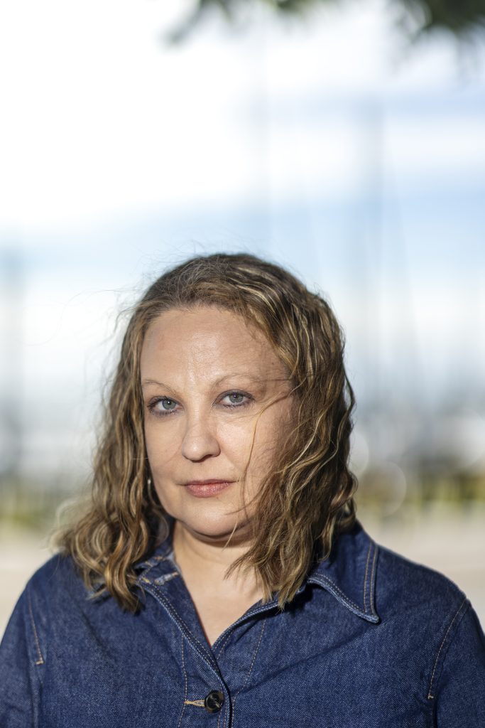 Kirjailija Suvi Ratisen kasvokuva.