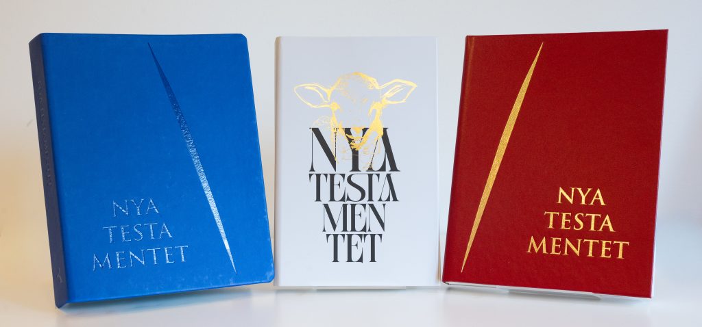 Kolme ruotsinkielistä eriväristä Uutta testamenttia vierekkäin.