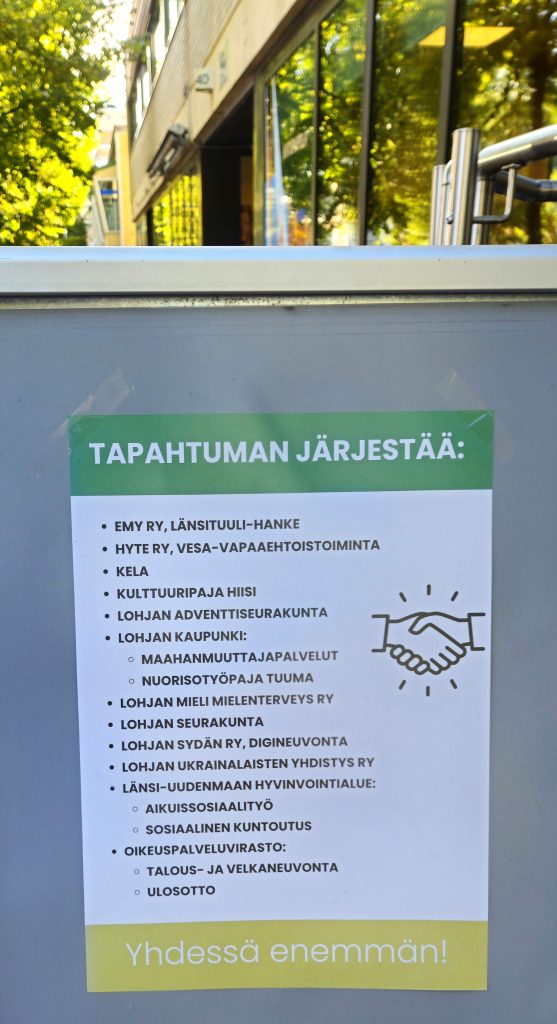 Kuvassa on kyltti, jossa on lueteltu Toivon torin järjestäjätahot tekstinä