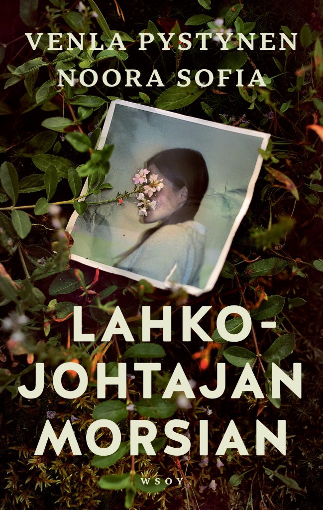 Lahkojohtajan morsian kansi, jossa on kasvillisuuden keskelle asetettu valokuva nuoresta naisesta. Kannen yläosassa ovat kirjailijoiden nimet ja alaosassa kirjan nimi suurin vaalein kirjaimin.