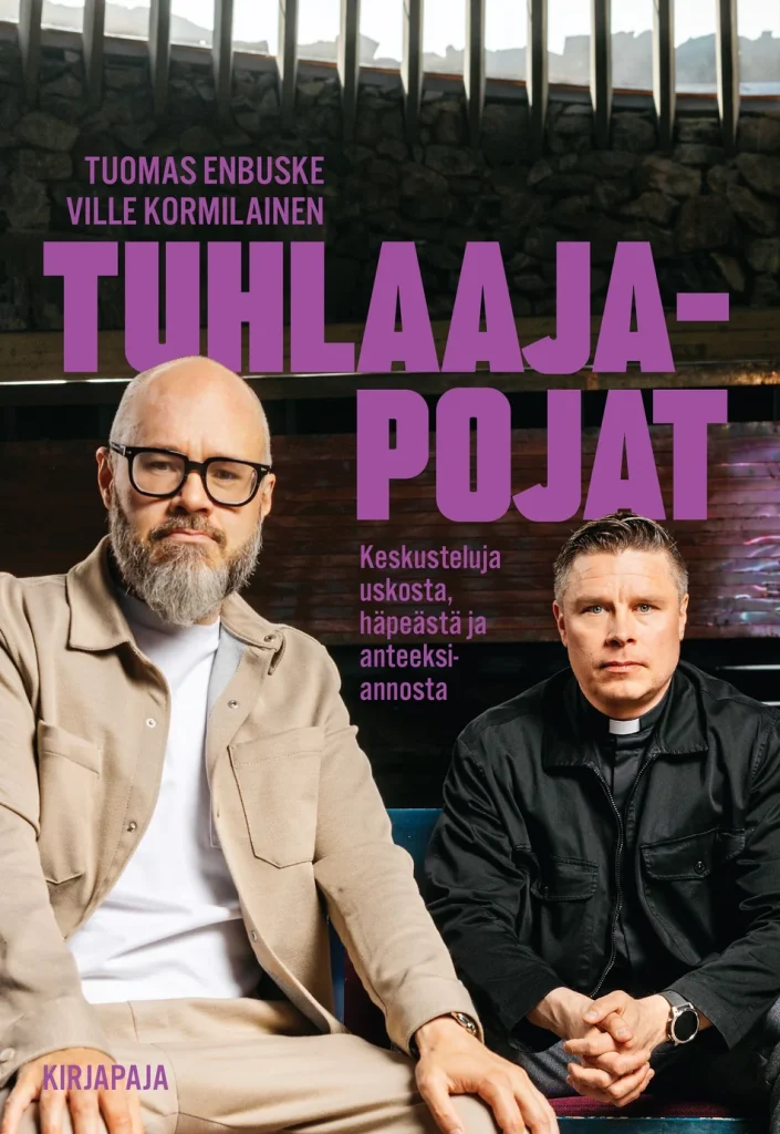 Kirjan kansi, jossa kaksi miestä istuu rinnakkain tummassa sisätilassa. Vasemmalla on silmälasipäinen, harmaapartainen mies vaaleissa vaatteissa ja oikealla papinpantainen mies mustissa. Kannessa lukee: ”Tuomas Enbuske, Ville Kormilainen – Tuhlaajapojat. Keskusteluja uskosta, häpeästä ja anteeksiannosta.” Alareunassa Kirjapaja.