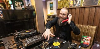 Kallion seurakunnan nuorisotyönohjaaja Mikko Saari on myös dj