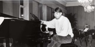 Mysteerikuva: Kuka on rennosti pukeutunut henkilö flyygelin äärellä?