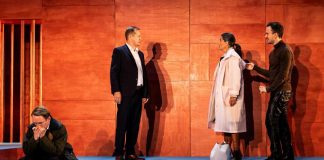 Nukkekodin kulissit kaatuvat – porvarisperheen sisällä tikittää aikapommi