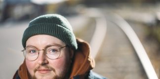 Kun Joonatan tuli kaapista, hän menetti paitsi seurakunnan myös valtaosan ystävistään