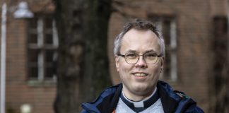 Papit vaihtavat kirkkoa eri suuntiin, ja yksi syistä on seksuaalietiikka, kertoo anglikaaninen kirkkoherra Tuomas Mäkipää