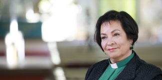 Vuoden diakoniatyöntekijä: ”Kirkko ei tee hyvää yksin – verkostojen avulla löydämme näkymättömät”