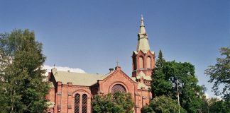 Tampereen Messukylän seurakunnan ovet avattiin kaikille pareille – ”Jokainen on tärkeä ja Jumalalle yhtä rakas”