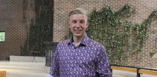 Uusi tangokuningas, kanttori Pasi Flodström uskoo voivansa tanssilavoilla rentouttaa ihmisten kuvaa kirkosta