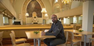 Ensimmäinen monikäyttöisyysremontti Satakunnassa: Pomarkun kivikirkkoon remontoitiin kahvittelu- ja työtilaa