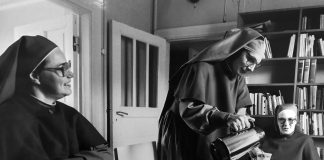 Mysteerikuva: Miksi pöydän ääressä on kolme naista sääntökuntapuvuissa?