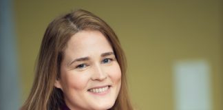 Piispa Mari Leppänen jakaa Vuoden kristillinen kirja -palkinnon Helsingin Kirjamessuilla lokakuun viimeisenä päivänä