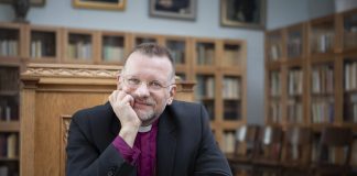 Piispa Jari Jolkkonen kirkkoa vaihtavista papeista: Ymmärrän, että kirkkomme voi vaikuttaa solistien soutuveneeltä tai sylikoiralta