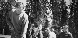 Mysteerikuva: Ketkä seitsemän hyväntuulista miestä sahaavat lautoja?