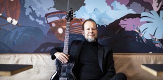 Nuorena muusikko ja pappi Petri Lassila pyöritti suositun kristillisen hardrock-bändin lisäksi tietotekniikka-alan yritystä