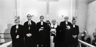 Mysteerikuva: Keitäs tässä seisoo alttarilla ja kuka on itkevä huivipää?