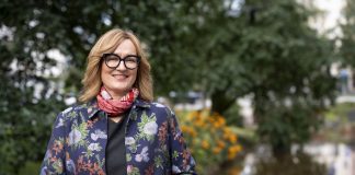 Annikki oli yksi lähes tuhannesta suomalaisnaisesta, jotka lähtivät saksalaisten mukaan toisen maailmansodan lopussa – isoäitinsä tarinaa kirjoittaessaan Satu Saarinen joutui esittämään myös vaikeita kysymyksiä