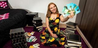 Pappi Emmi Gongilla on 12 000 postikorttia 77 kansiossa – ”Kortit säilövät muistoja ja tuovat menneen lähelle”