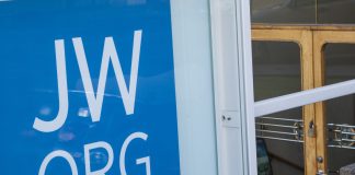 Jehovan todistajilta evättiin Norjassa oikeus olla rekisteröity uskonnollinen yhdyskunta – yhteisö haastoi valtion oikeuteen ja tilanne elää