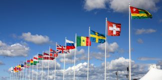 Vääntö Venäjän lipusta sai vanhoillislestadiolaiset tekemään poikkeuksellisen ratkaisun – kesän Suviseuroissa salkoon nousee vain Suomen lippu