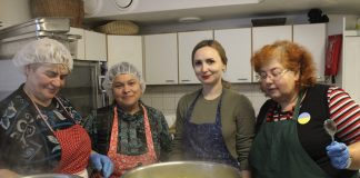 Tampereen seurakuntien Marhaban-keskuksessa eri kulttuurien ruoat tuovat ihmisiä yhteen