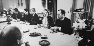 Mysteerikuva: Ketkä syövät puikoilla? – Katso myös edellisen kuvan ratkaisu