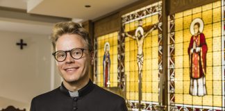 Kymmenet luterilaiset papit pohtivat liittymistä katoliseen kirkkoon, arvioivat katolinen pappi Oskari Juurikkala ja entinen luterilainen pappi Juho Sankamo