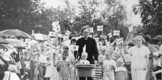 Mysteerikuva: Mikä joukko heiluttaa lippuja? – Katso myös edellisen kuvan ratkaisu