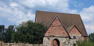 Rottien pyhimys -romaani nosti Hattulan Pyhän Ristin kirkon suosioon – kävijämäärä tuplaantui toissa vuodesta