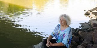 Tohara silpoo tulevaisuuden – tansanialaisten naisten karu tarina teki Irja Aro-Heinilästä romaanikirjailijan