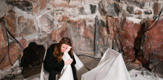 Arvio: Vanhasta itkijänaisesta ja nykyelämän itkupillistä kertova sooloesitys puhutteli ja hämmensi