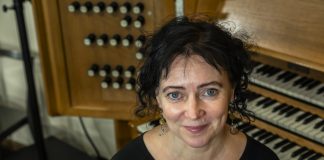 ”Tee ja mene, soita ja yritä pysyä kartalla”, luonnehtii urkuri Anu Pulkkinen ensimmäistä syksyä uudessa työssään, johon mahtuivat myös valtiolliset hautajaiset