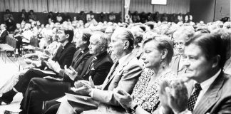 Mysteerikuva: Pappeja ja poliitikkoja, mutta missä ja keitä?