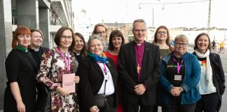 Kirkon tasa-arvopalkinto myönnettiin Taantuvan tasa-arvon kirkko -kirjan tekijöille