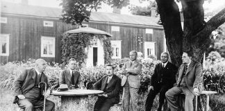 Mysteerikuvassa virsikirjakomitea koolla Vihdin pappilassa – välillä voimisteltiin arvokkaasti Kareksen johdolla