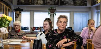 Piirakoita syödään kyynelten ja kiitollisuuden ilmapiirissä – Evakkolapset muistelevat varhaisia kokemuksiaan tänä syksynä sotauutisten varjossa