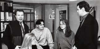 Mysteerikuvasta kaikki henkilöt tunnistavalle on luvassa kahvit Kotimaan toimituksessa