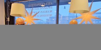 Elävä joulukalenteri tuo lahtelaiskahvilaan asiakkaita jo aamuvarhain