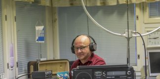 ”Taustalta kuului konekiväärin ääni ja Swapon iskulause” – seurakuntamestarin DX-harrastukseen on mahtunut jännittäviä hetkiä