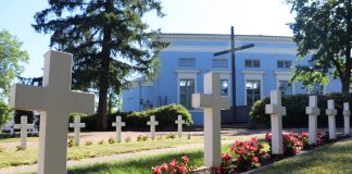 Hamina Tattoossa ekumeeninen seppeleenlasku – Trinidad ja Tobagon sotilassoittokunta soittaa steelpan-rumpuja