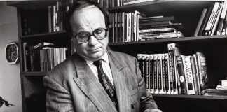 Mysteerikuva: Kuka selaa suurta kirjaa?