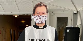 Helsinkiläisessä seurakunnassa voi tukea Yhteisvastuukeräystä ostamalla itsensä pahvihahmoksi kirkonpenkkiin